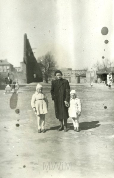 KKE 4143-71.jpg - Bronisława Szczuka (Oleńczuk) z córkami Grażyną i Elżbietą